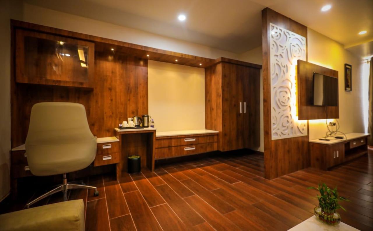 Hotel Yuvraj Grand Jabalpur Exterior photo